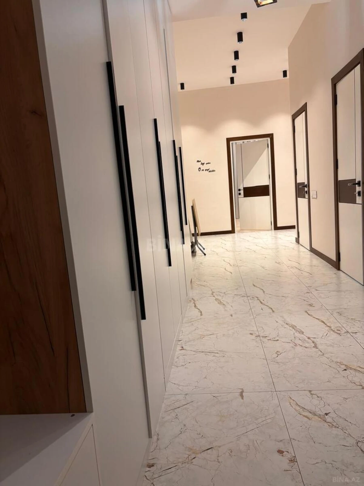 Satılır 4 otaqlı mənzil 137 m²