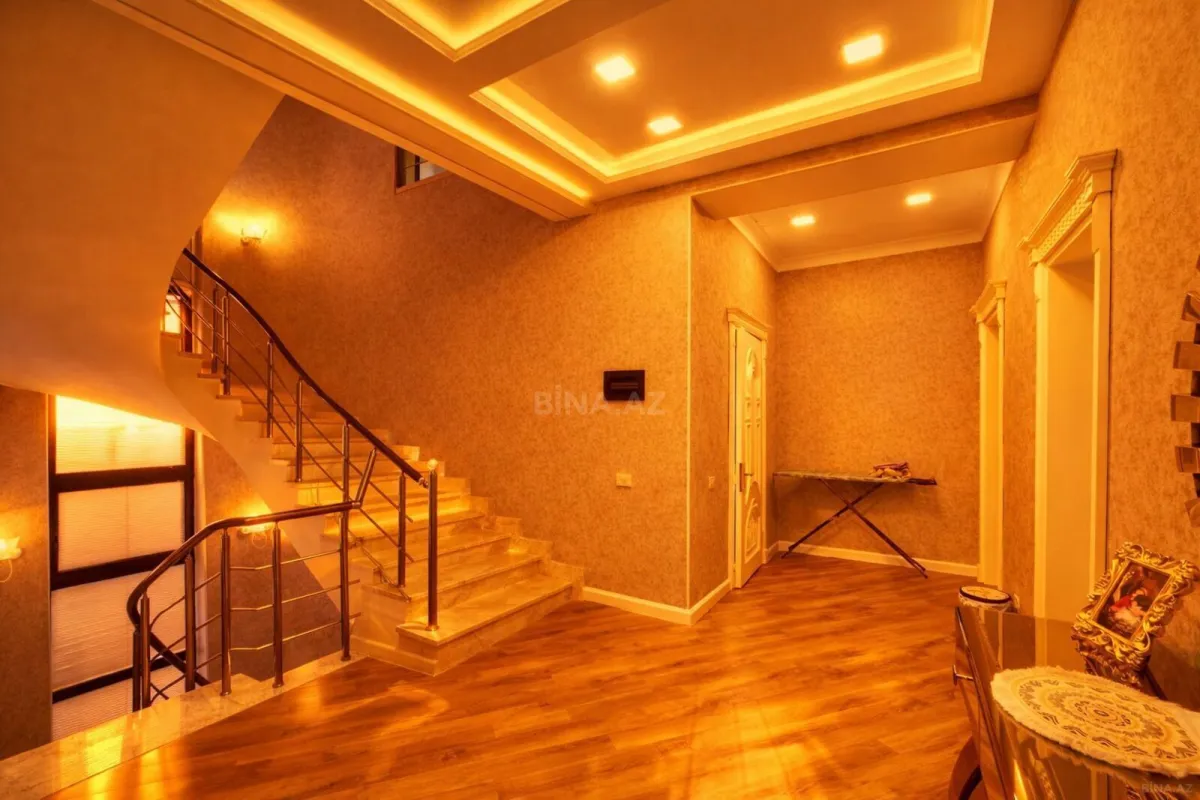 Satılır 8 otaqlı həyət evi 1500 m²