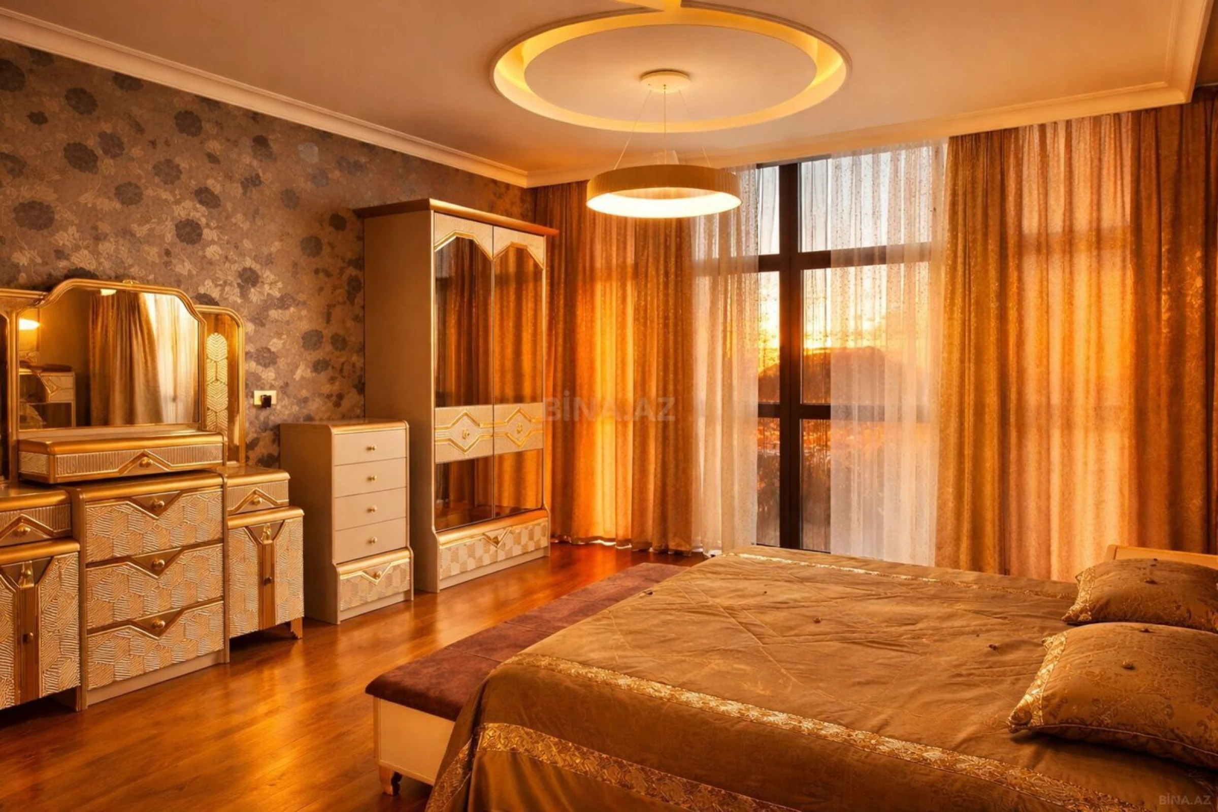 Satılır 8 otaqlı həyət evi 1500 m²