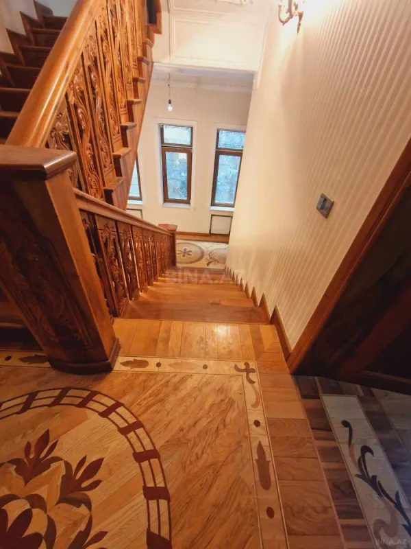 Satılır 8 otaqlı həyət evi 450 m²