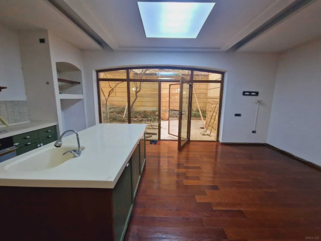 Satılır 8 otaqlı həyət evi 450 m²