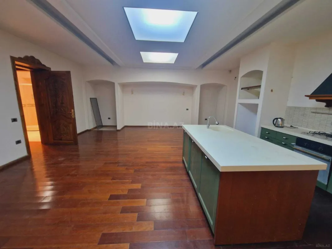 Satılır 8 otaqlı həyət evi 450 m²