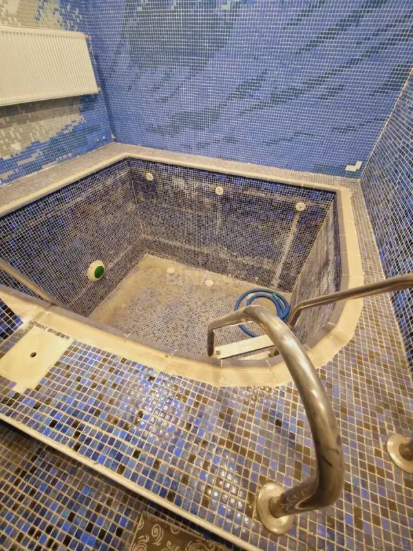 Satılır 8 otaqlı həyət evi 450 m²