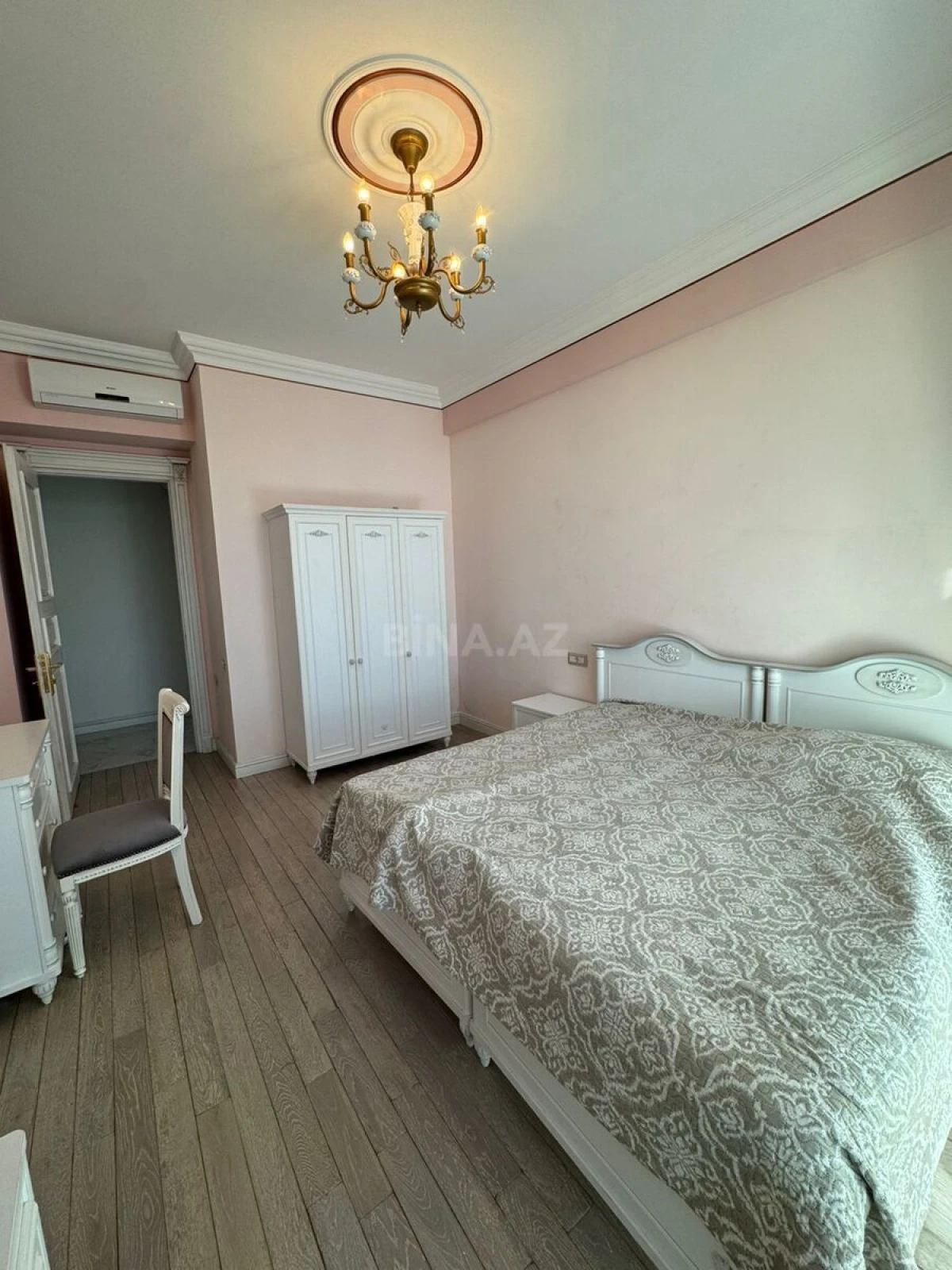 Kirayə verilir 4 otaqlı mənzil 200 m²