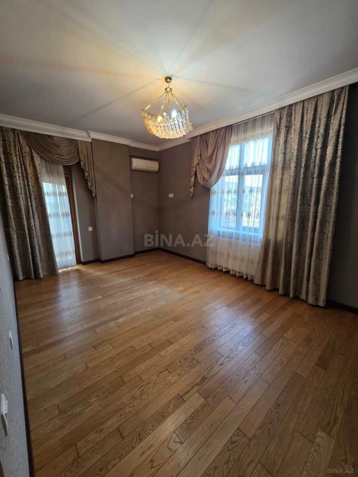 Satılır 3 otaqlı mənzil 155 m²
