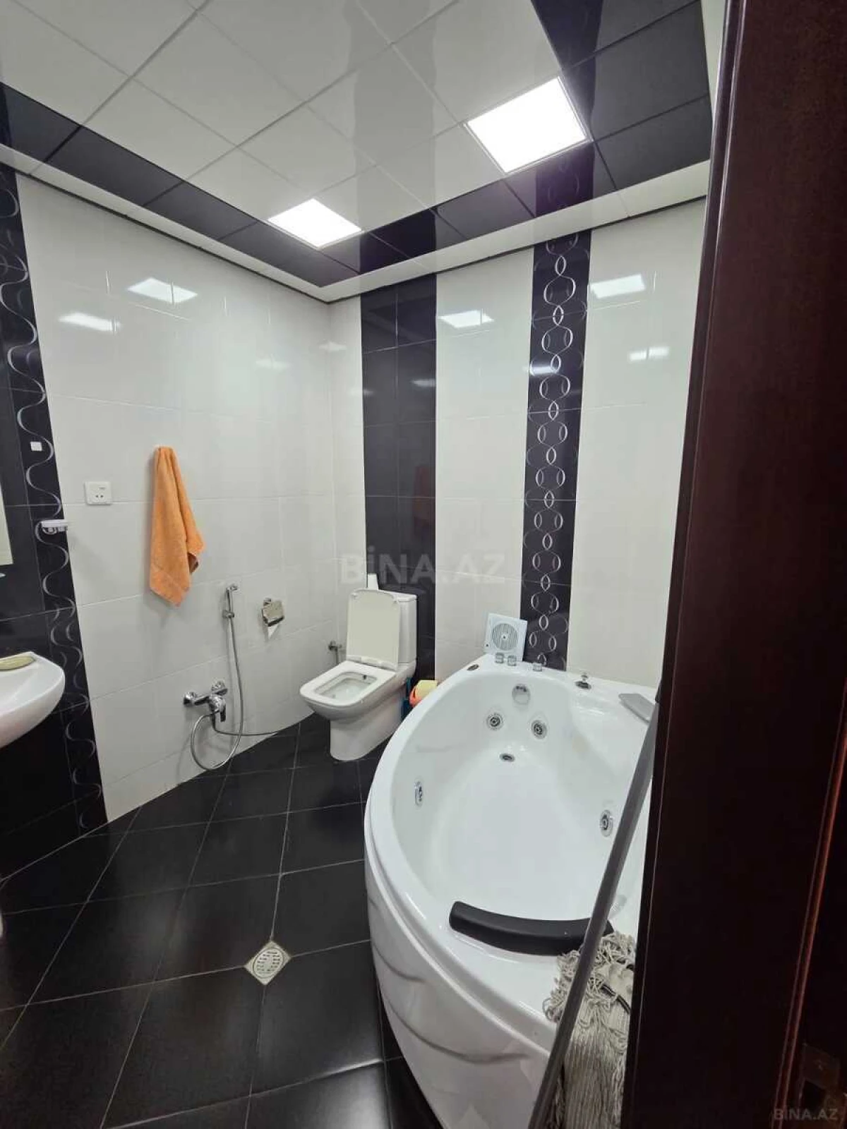 Satılır 3 otaqlı mənzil 155 m²