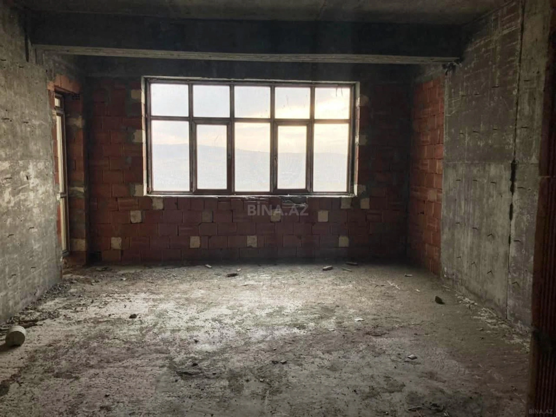 Satılır 3 otaqlı mənzil 135 m²