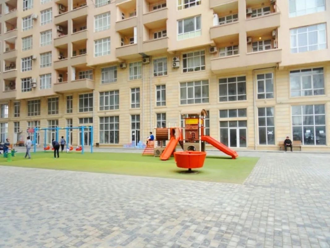 Satılır 3 otaqlı mənzil 135 m²