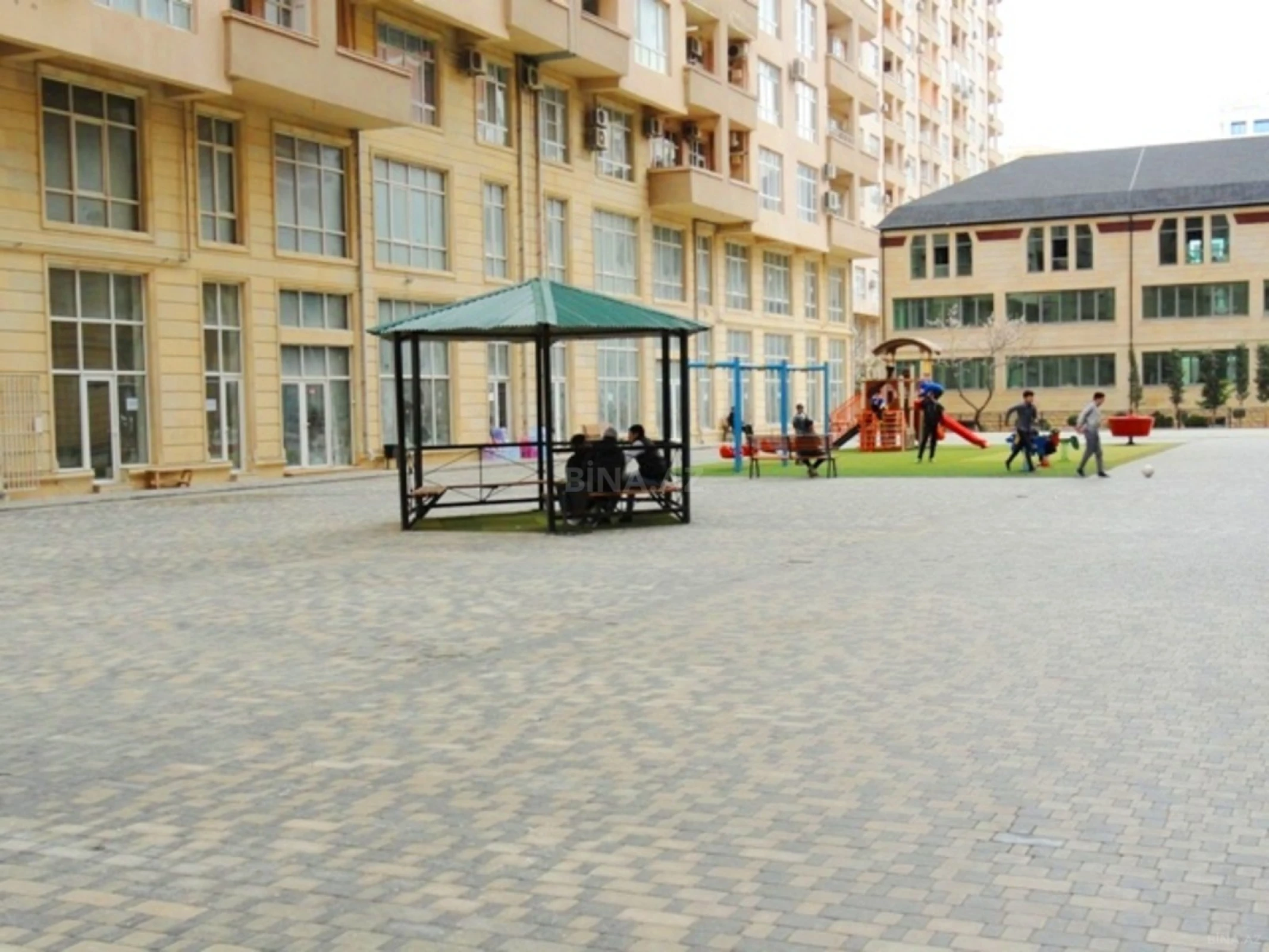 Satılır 3 otaqlı mənzil 135 m²