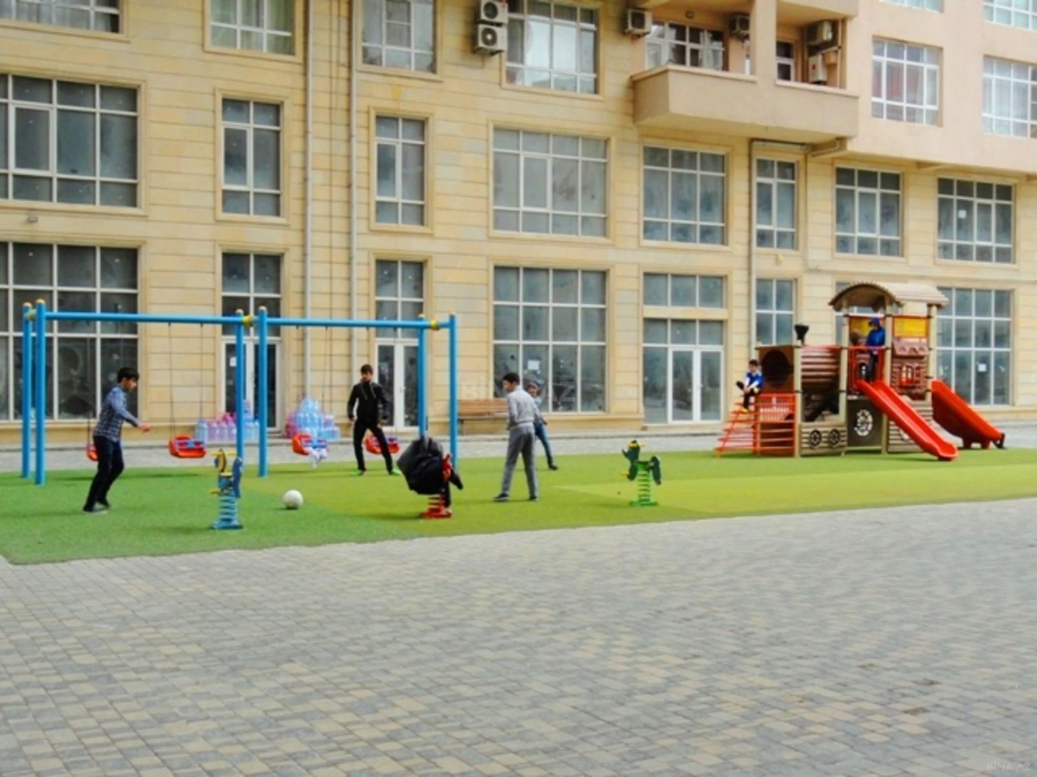 Satılır 3 otaqlı mənzil 135 m²