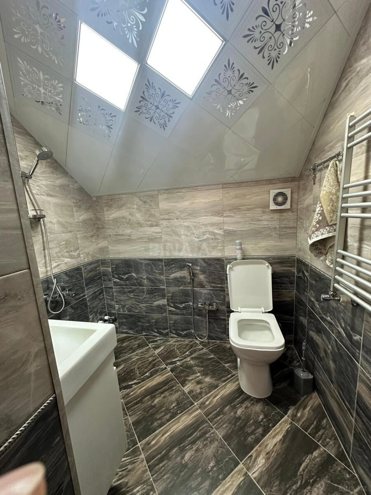 Satılır 6 otaqlı həyət evi 240 m²