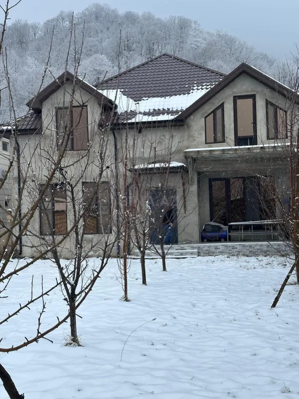 Satılır 6 otaqlı həyət evi 240 m²