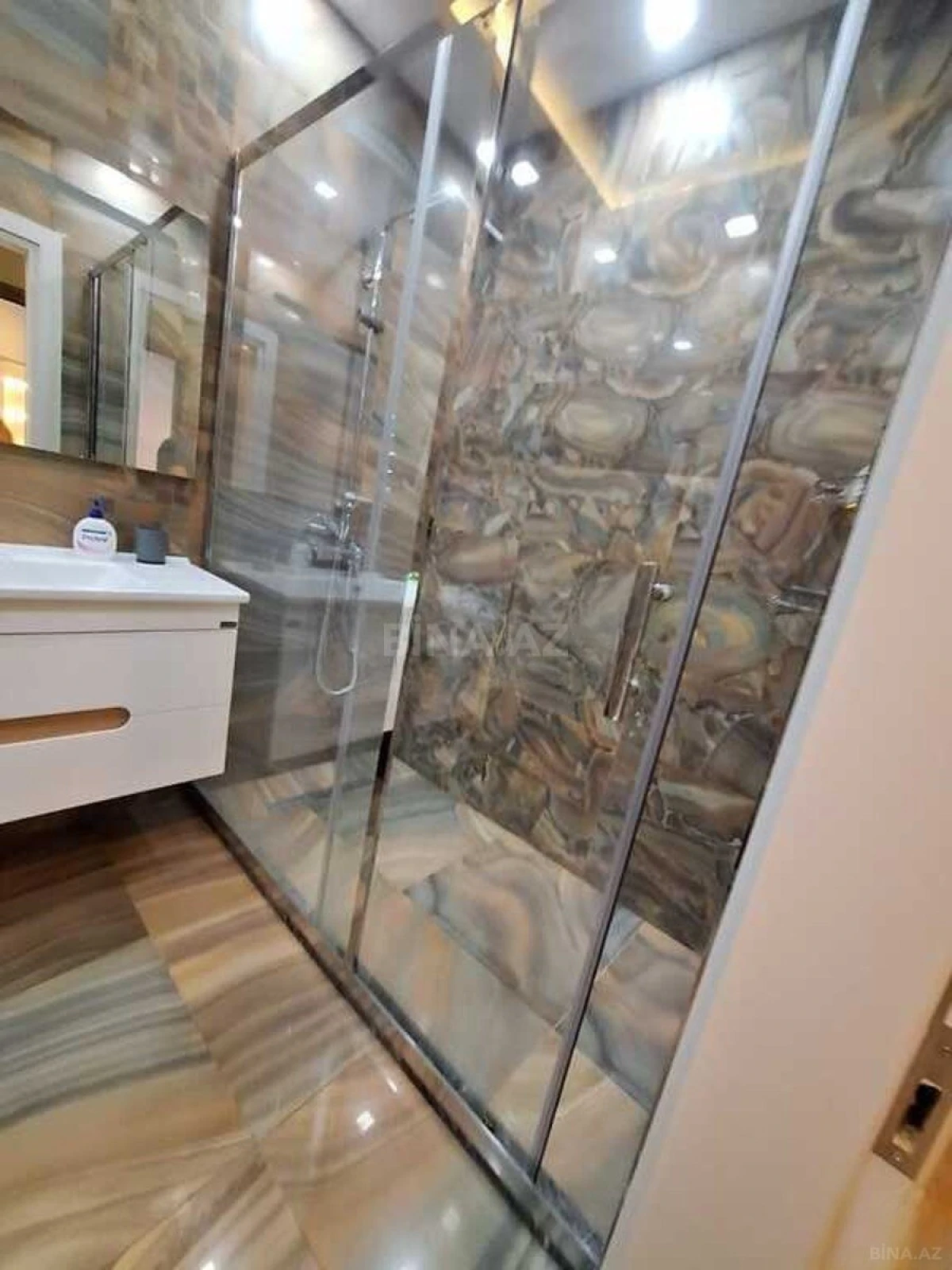 Kirayə verilir 2 otaqlı mənzil 105 m²