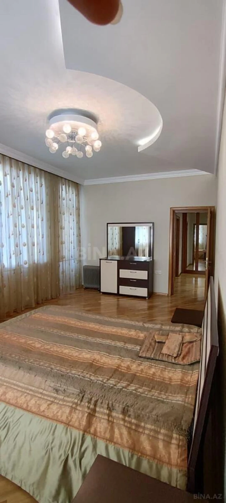 Satılır 3 otaqlı mənzil 135 m²
