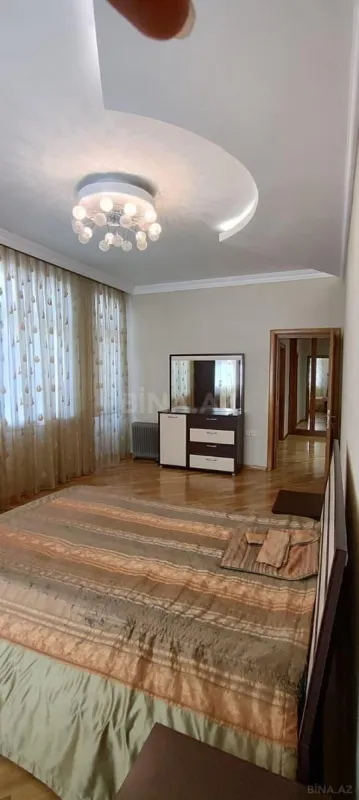Satılır 3 otaqlı mənzil 135 m²