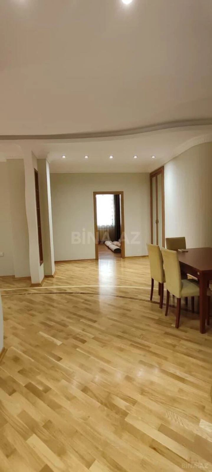 Satılır 3 otaqlı mənzil 135 m²