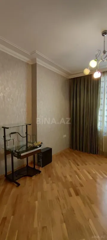 Satılır 3 otaqlı mənzil 135 m²