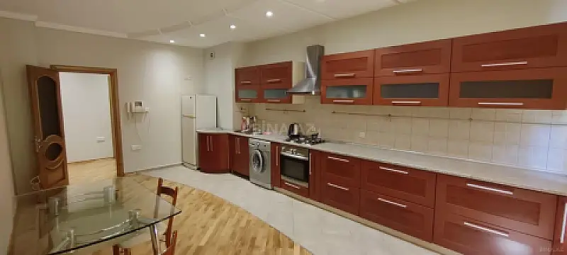 Satılır 3 otaqlı mənzil 135 m²