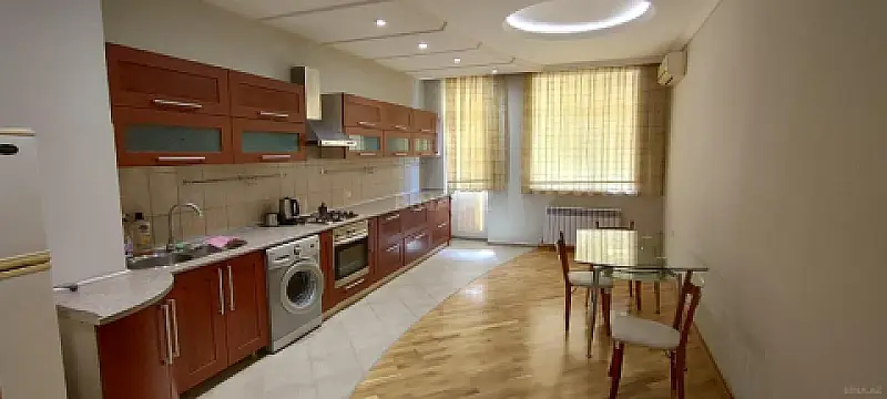 Satılır 3 otaqlı mənzil 135 m²