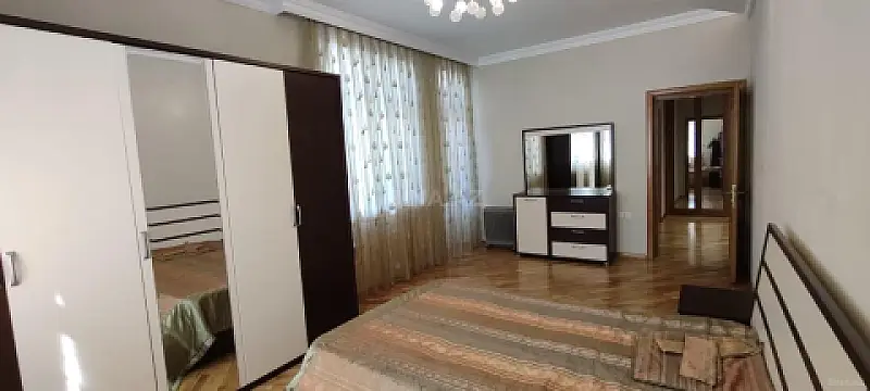 Satılır 3 otaqlı mənzil 135 m²
