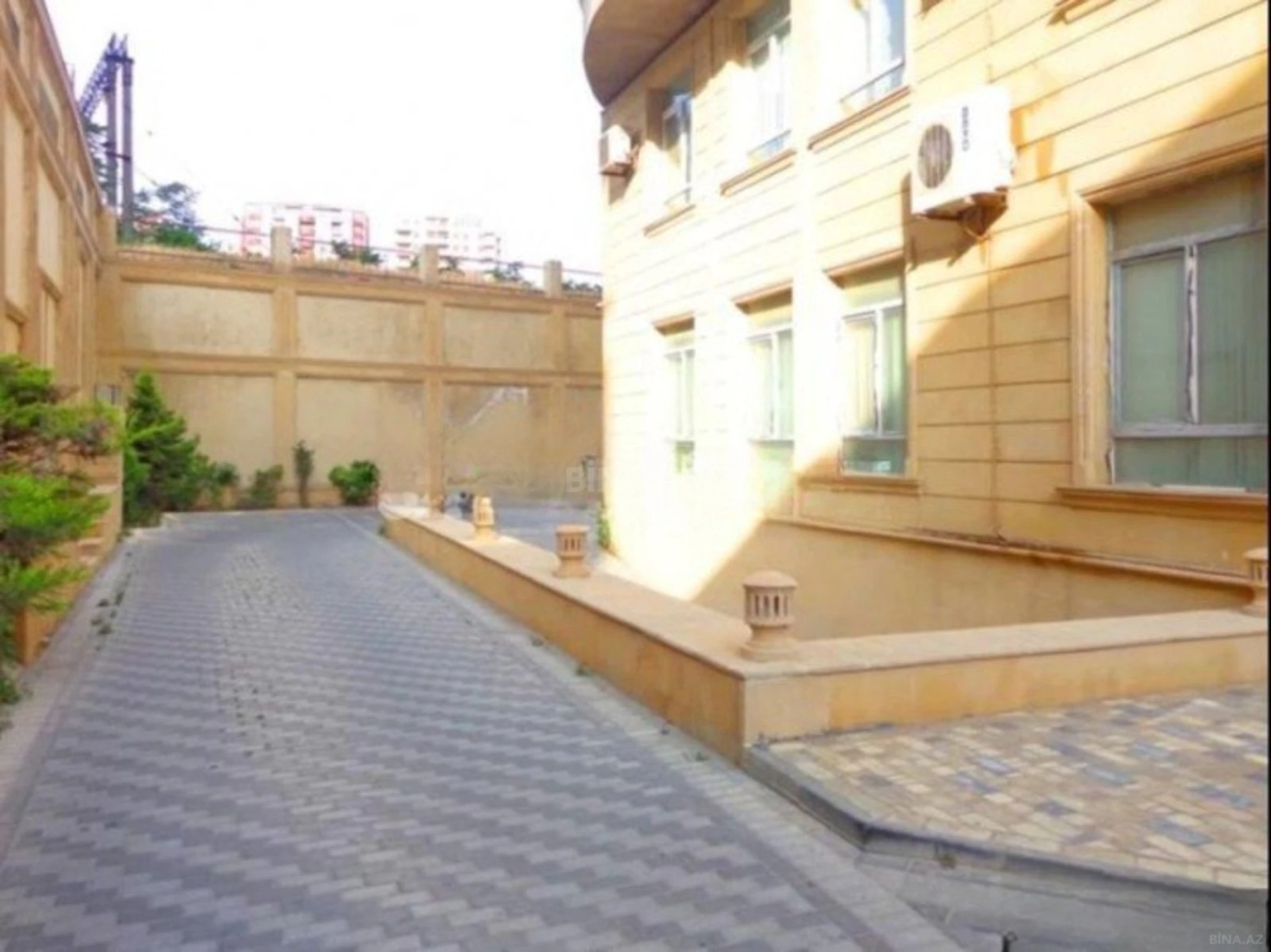 Satılır 4 otaqlı mənzil 160 m²