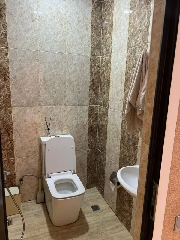 Satılır 3 otaqlı mənzil 121 m²
