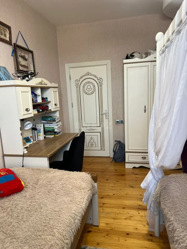 Satılır 3 otaqlı mənzil 121 m²