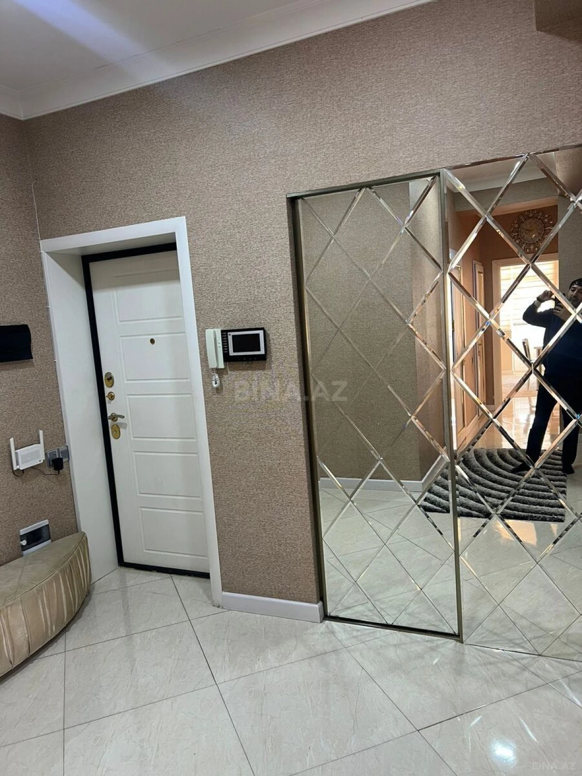 Satılır 3 otaqlı mənzil 121 m²