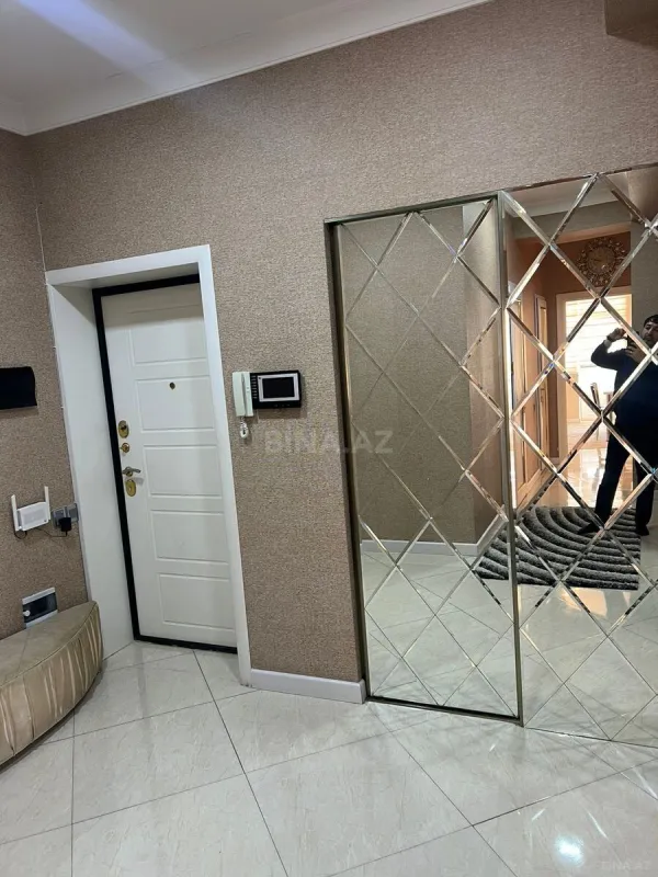 Satılır 3 otaqlı mənzil 121 m²