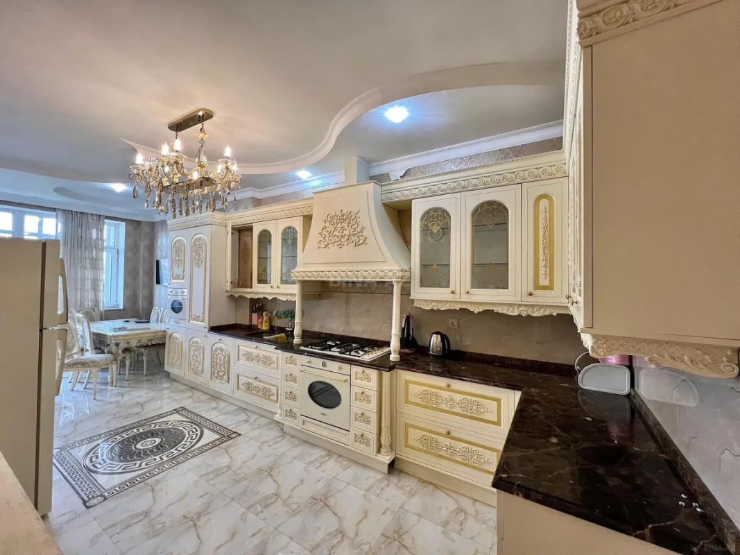 Satılır 3 otaqlı mənzil 190 m²