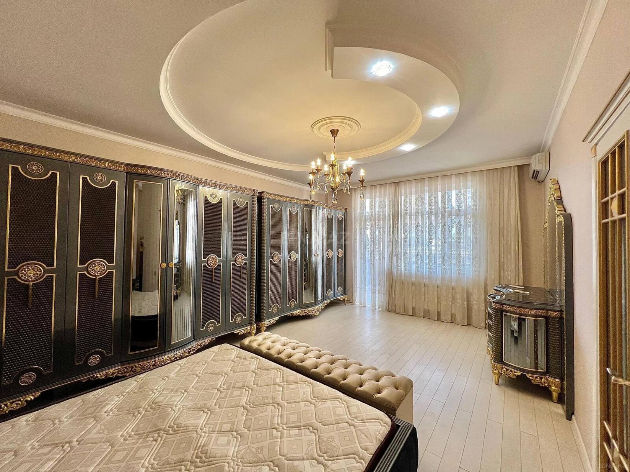 Satılır 3 otaqlı mənzil 190 m²