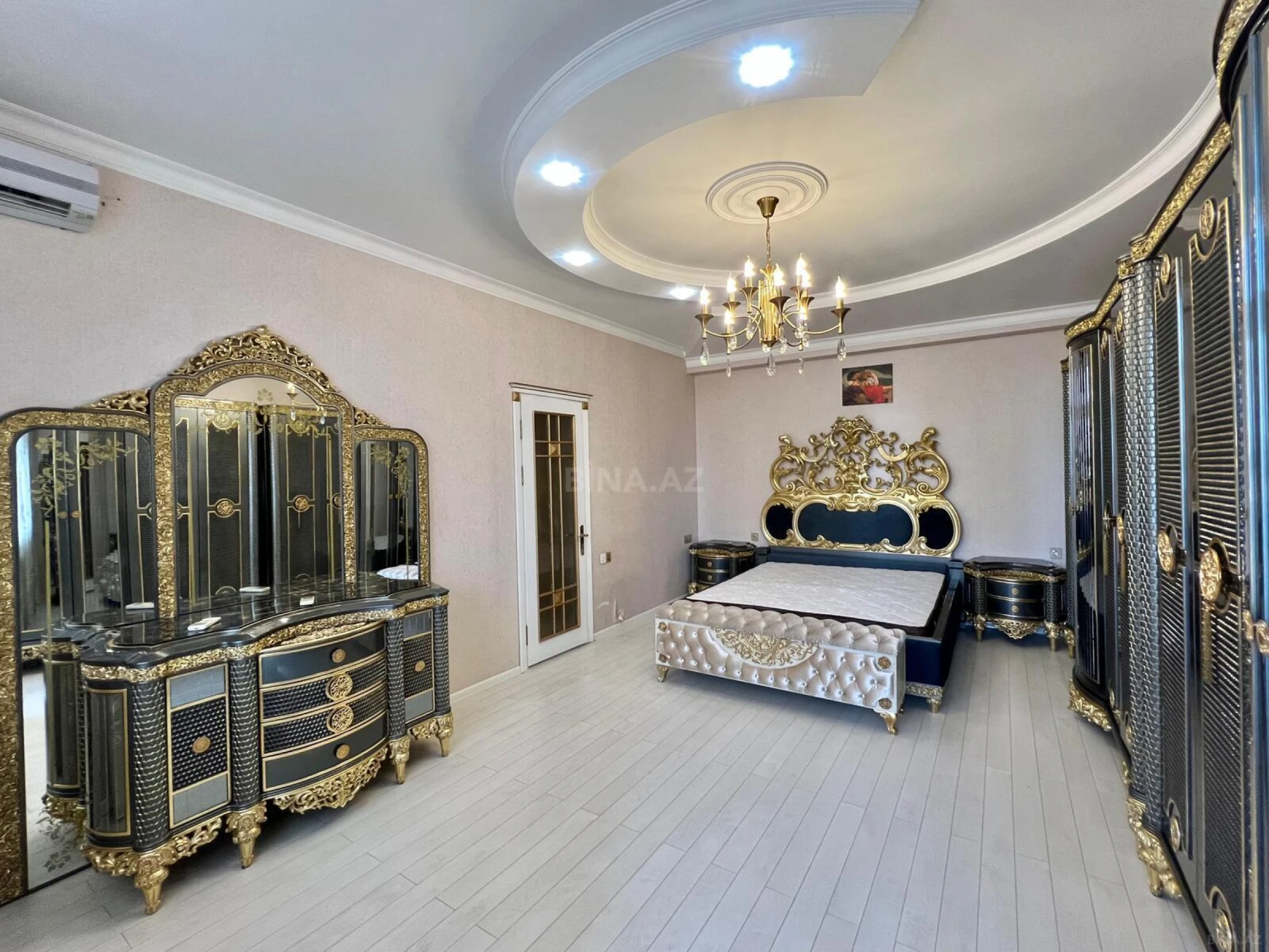 Satılır 3 otaqlı mənzil 190 m²