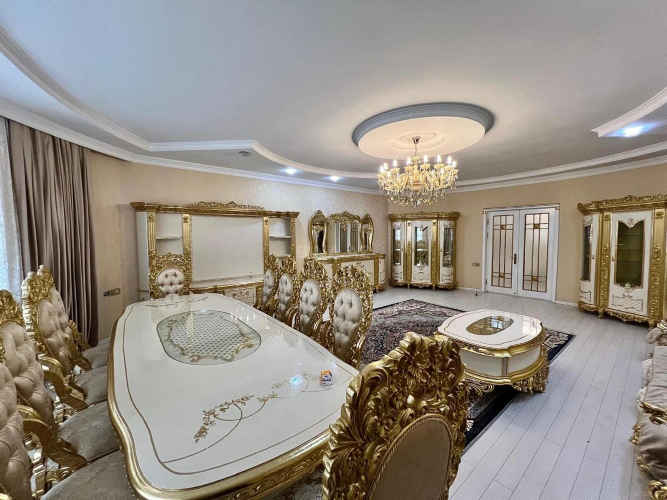 Satılır 3 otaqlı mənzil 190 m²