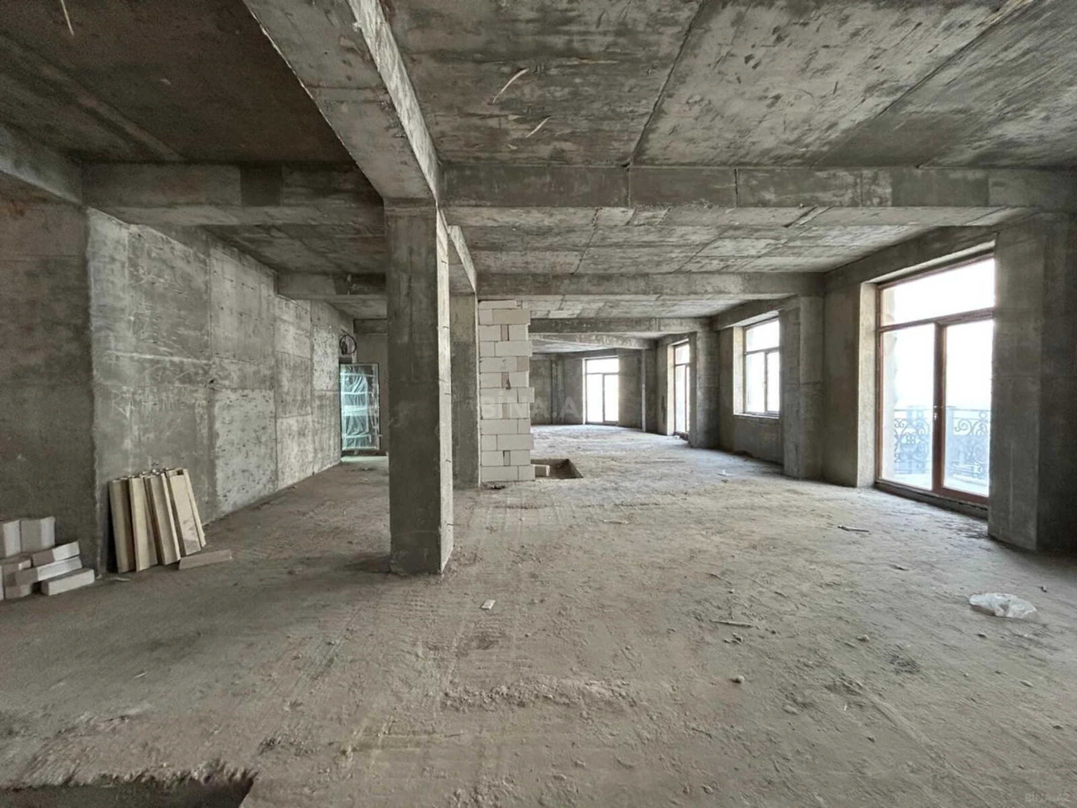 Satılır 4 otaqlı mənzil 209 m²