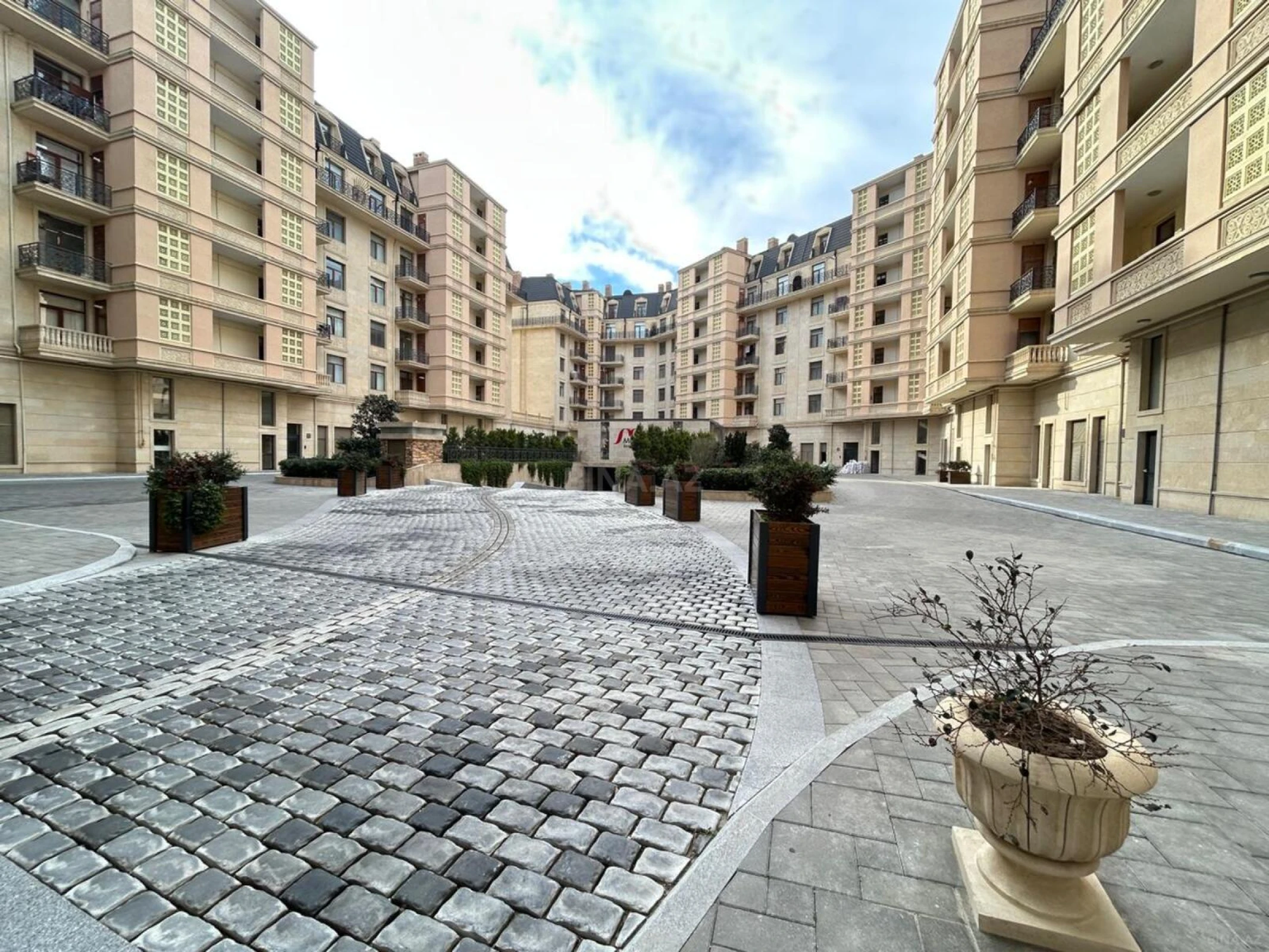 Satılır 4 otaqlı mənzil 209 m²