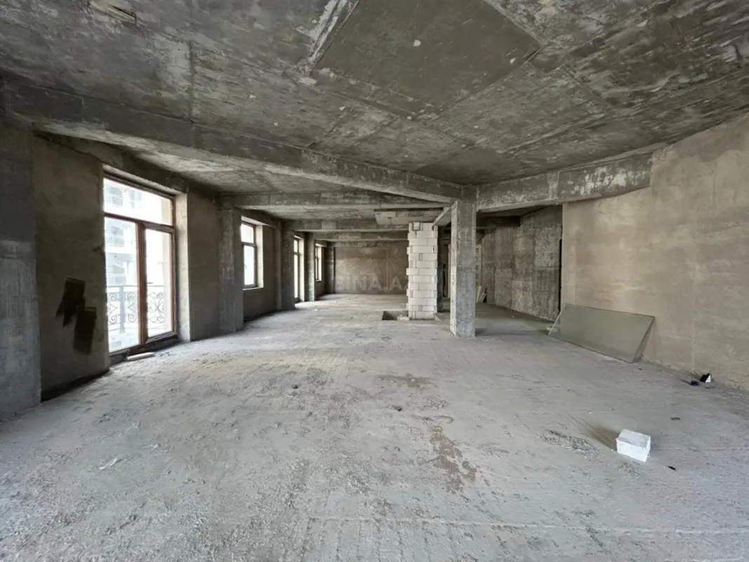 Satılır 4 otaqlı mənzil 209 m²