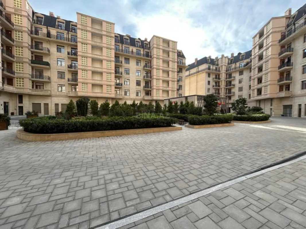 Satılır 4 otaqlı mənzil 209 m²