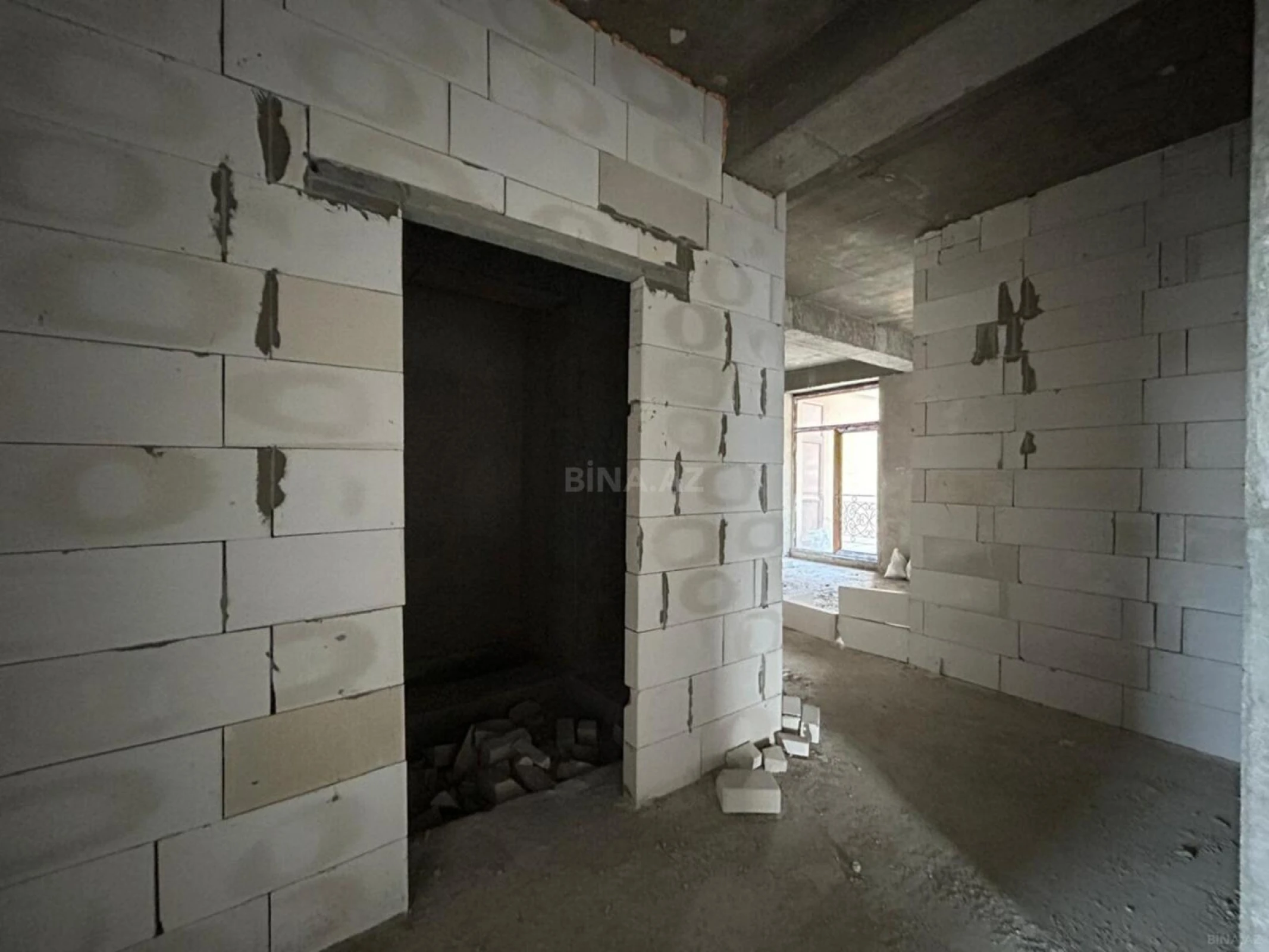 Satılır 4 otaqlı mənzil 195 m²