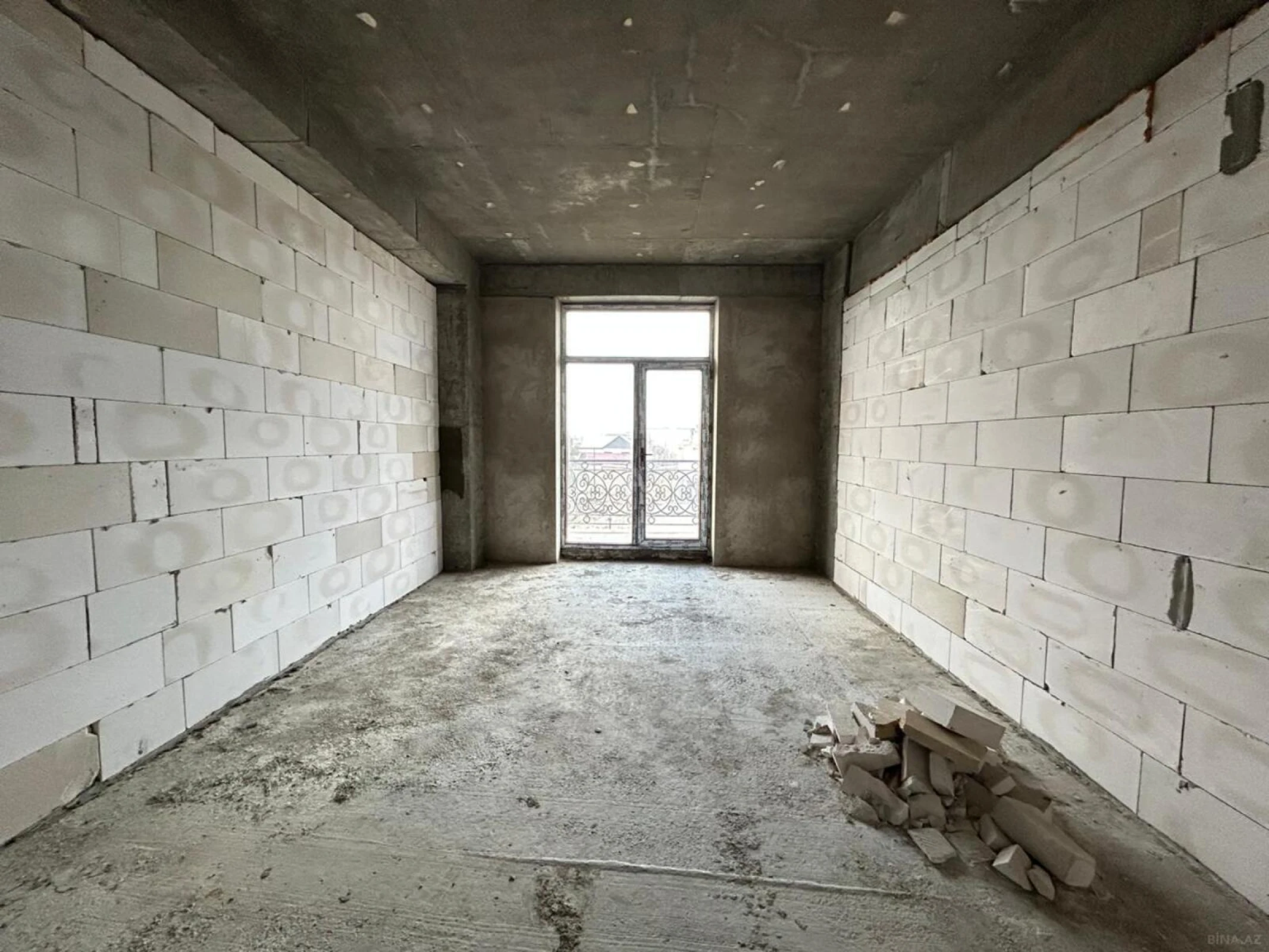 Satılır 4 otaqlı mənzil 195 m²