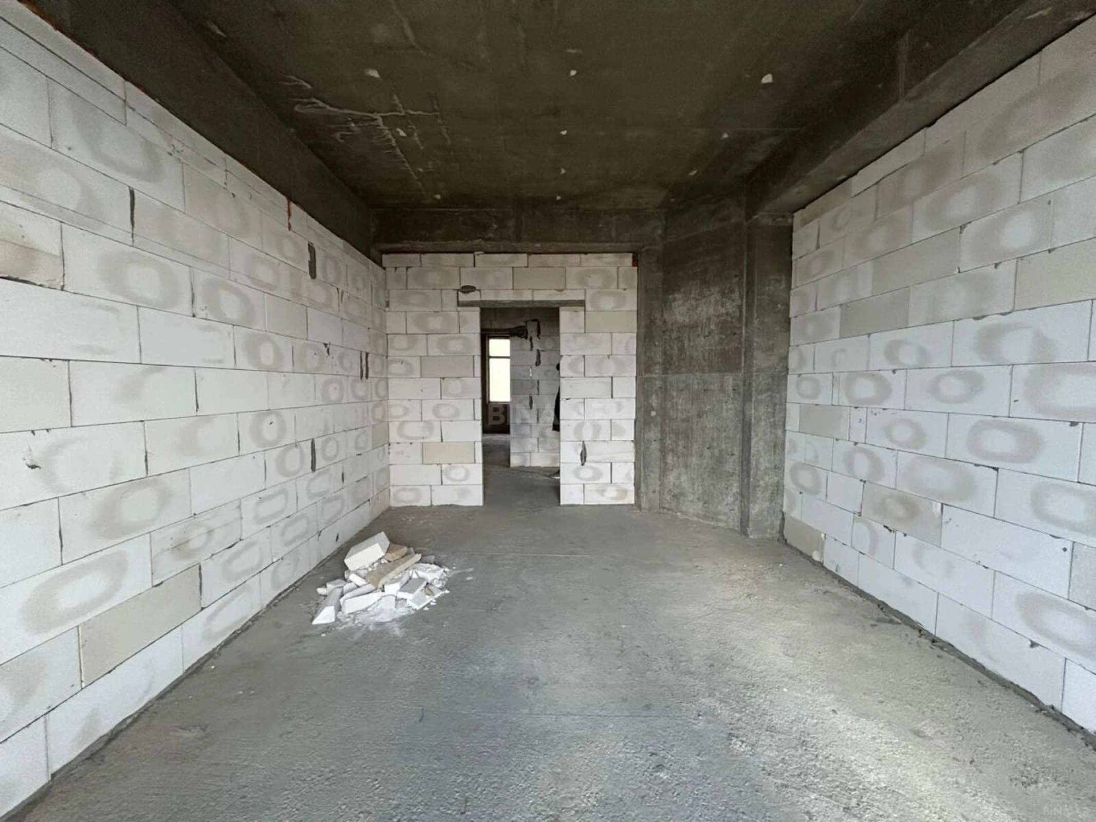 Satılır 4 otaqlı mənzil 195 m²