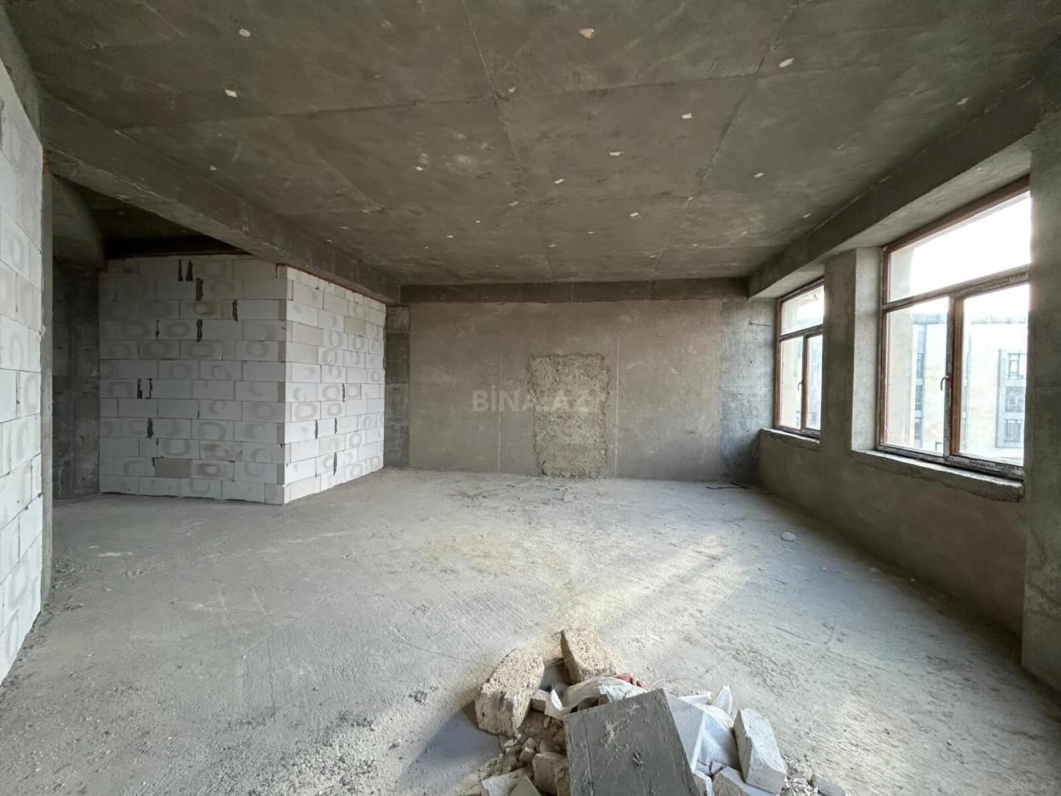 Satılır 4 otaqlı mənzil 195 m²