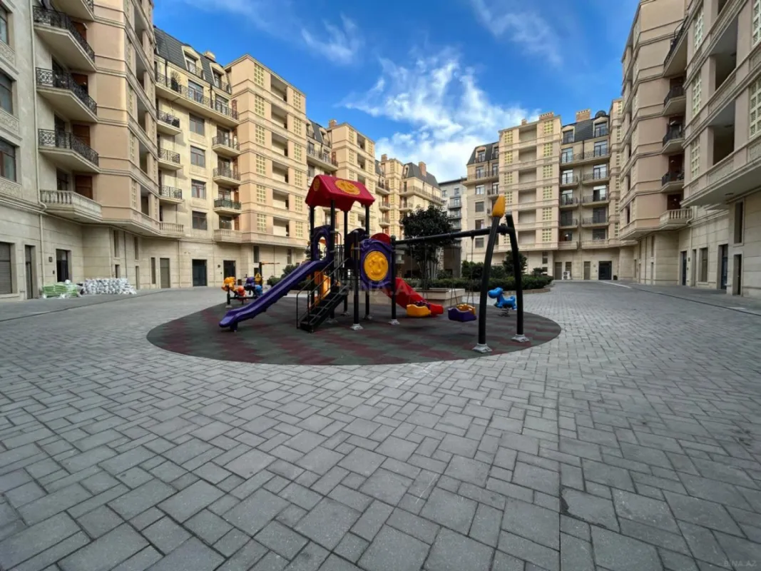 Satılır 4 otaqlı mənzil 195 m²