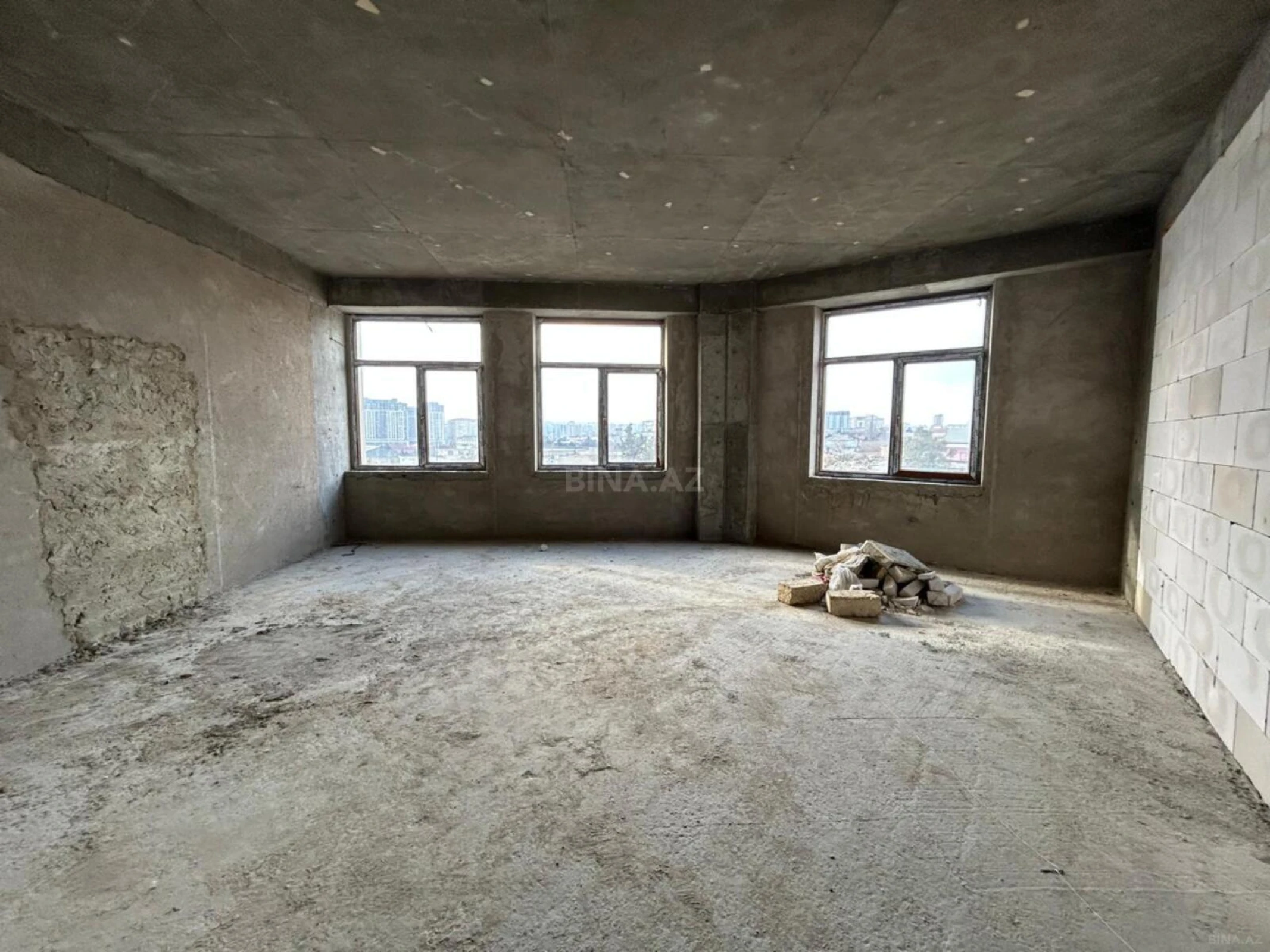 Satılır 4 otaqlı mənzil 195 m²