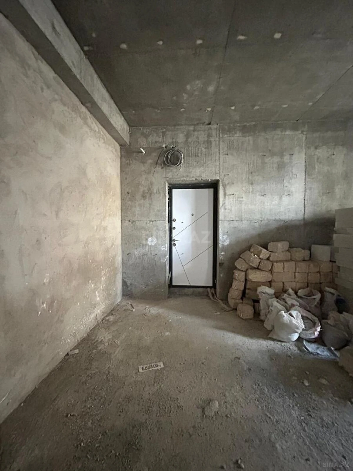 Satılır 4 otaqlı mənzil 195 m²