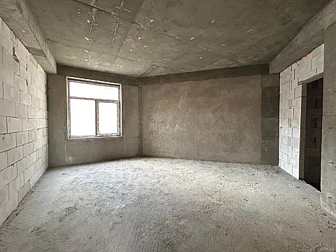 Satılır 4 otaqlı mənzil 195 m²