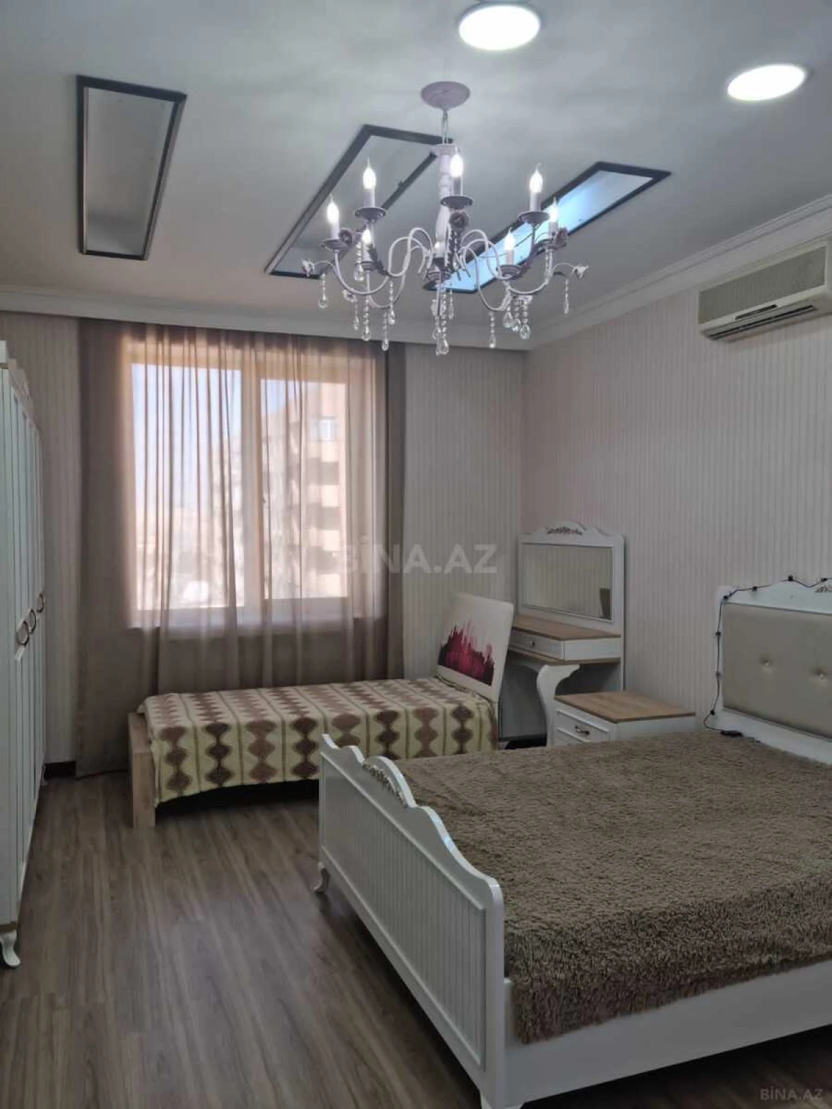 Satılır 4 otaqlı mənzil 165 m²