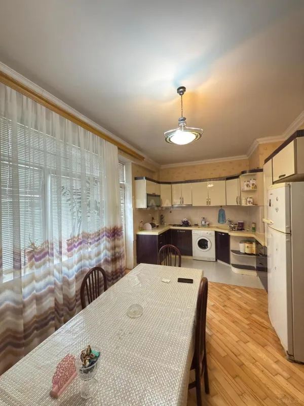 Satılır 3 otaqlı mənzil 135 m²