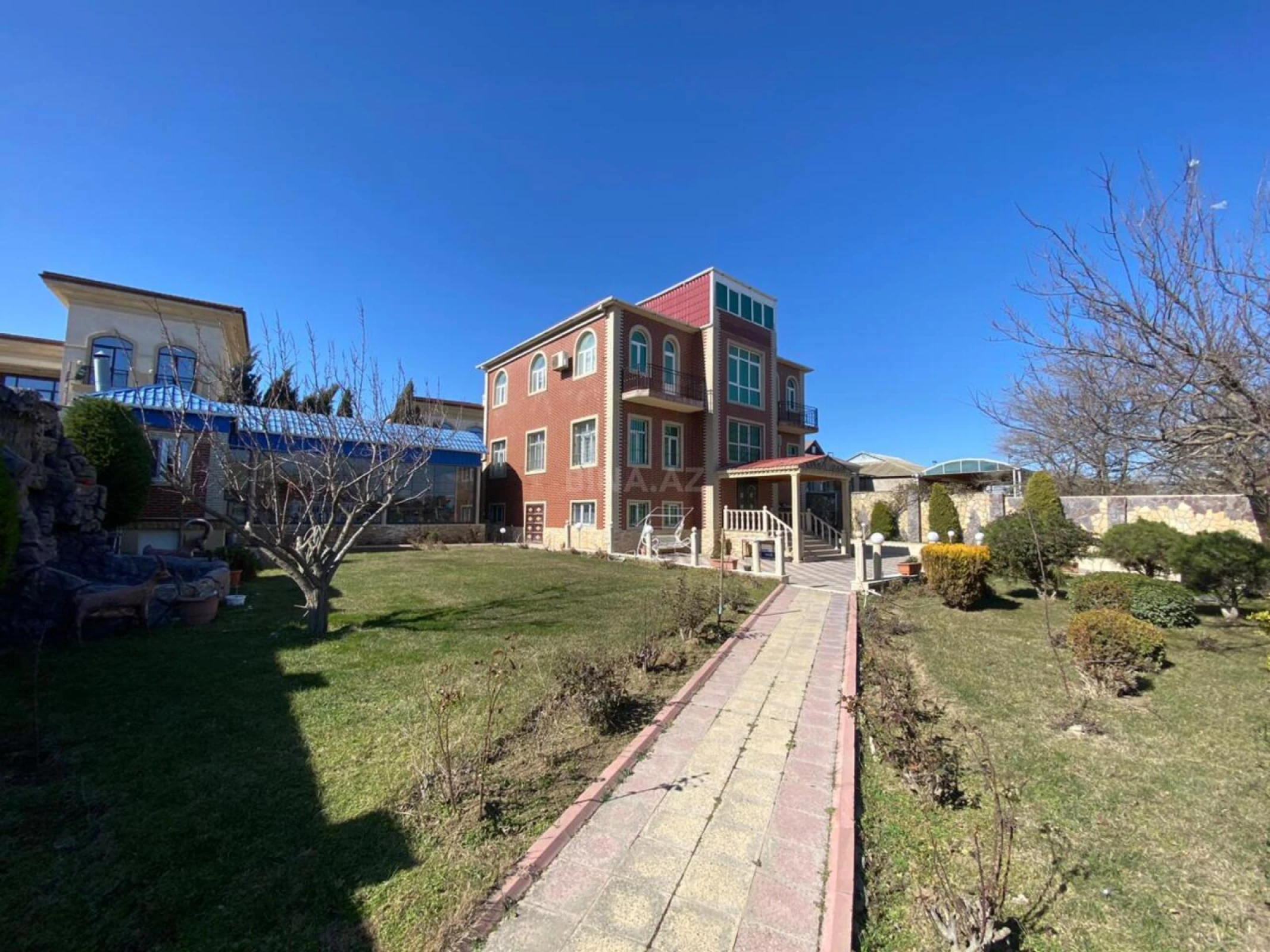 Satılır 7 otaqlı həyət evi 400 m²