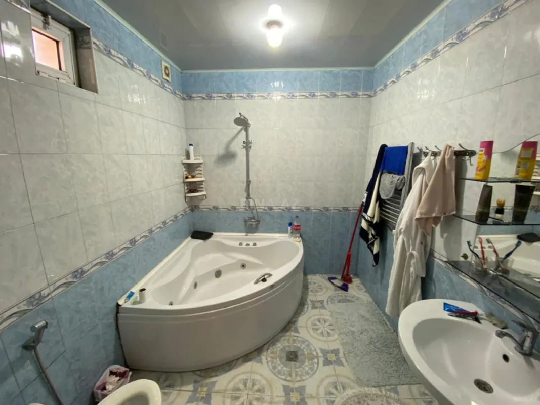 Satılır 7 otaqlı həyət evi 400 m²