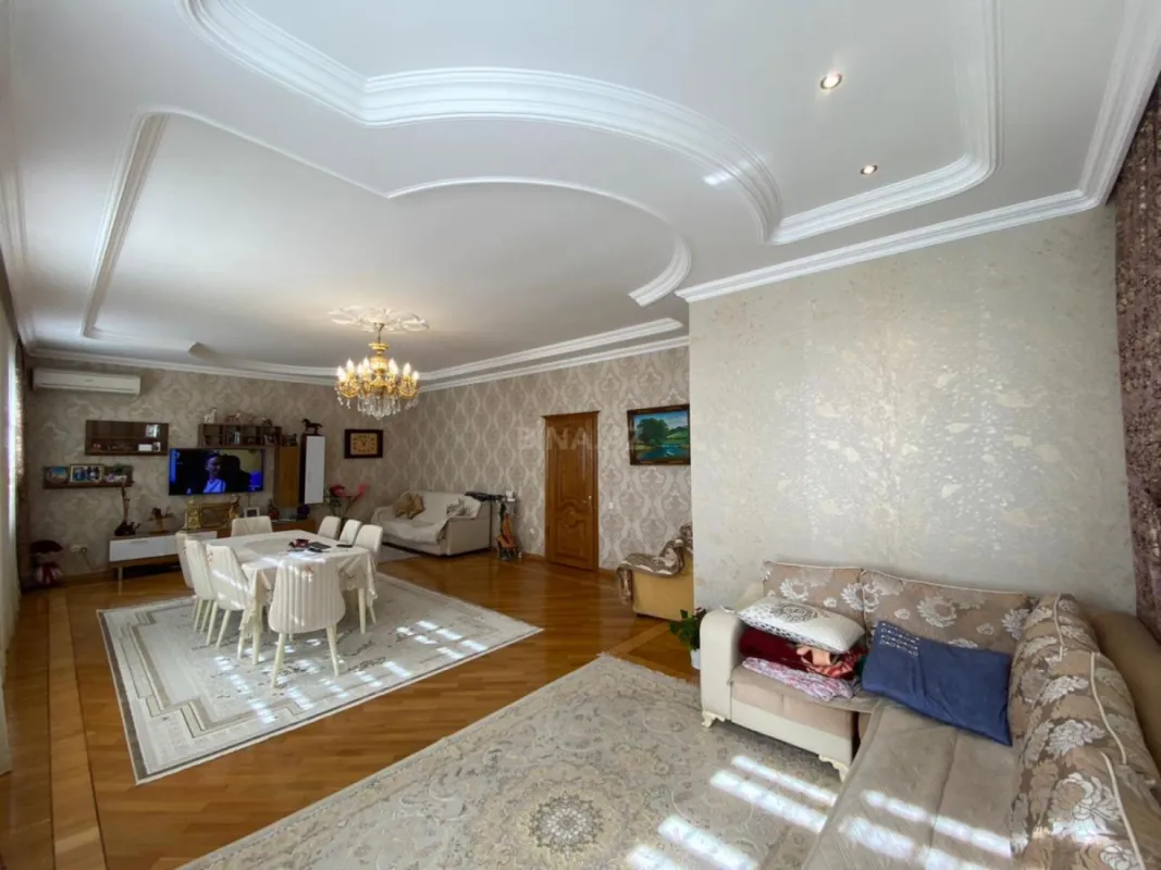 Satılır 7 otaqlı həyət evi 400 m²